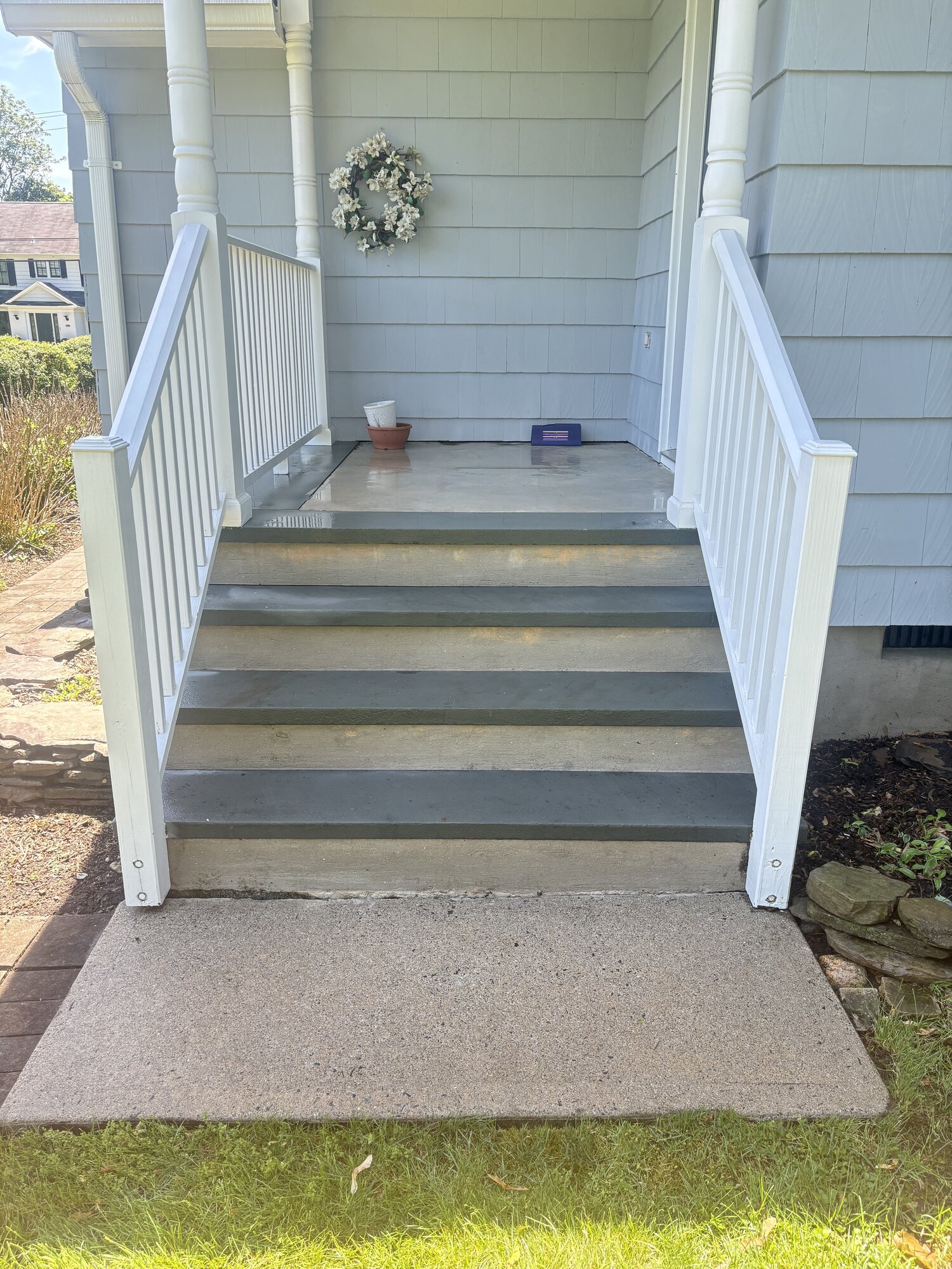 Clean vinyl siding after professional soft washing service