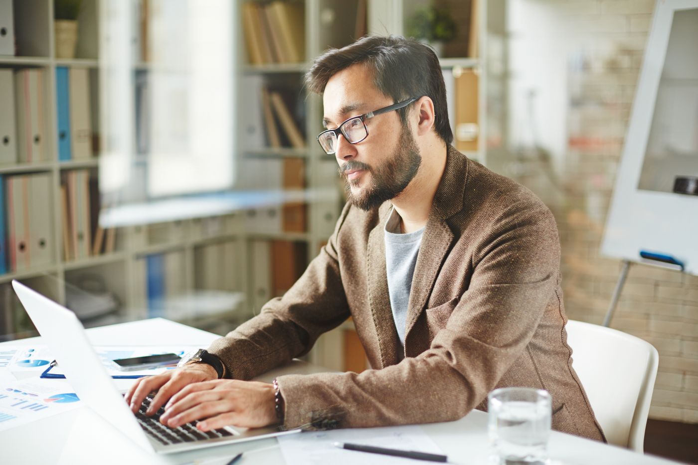 25 AI Starter Prompts for Lawyers