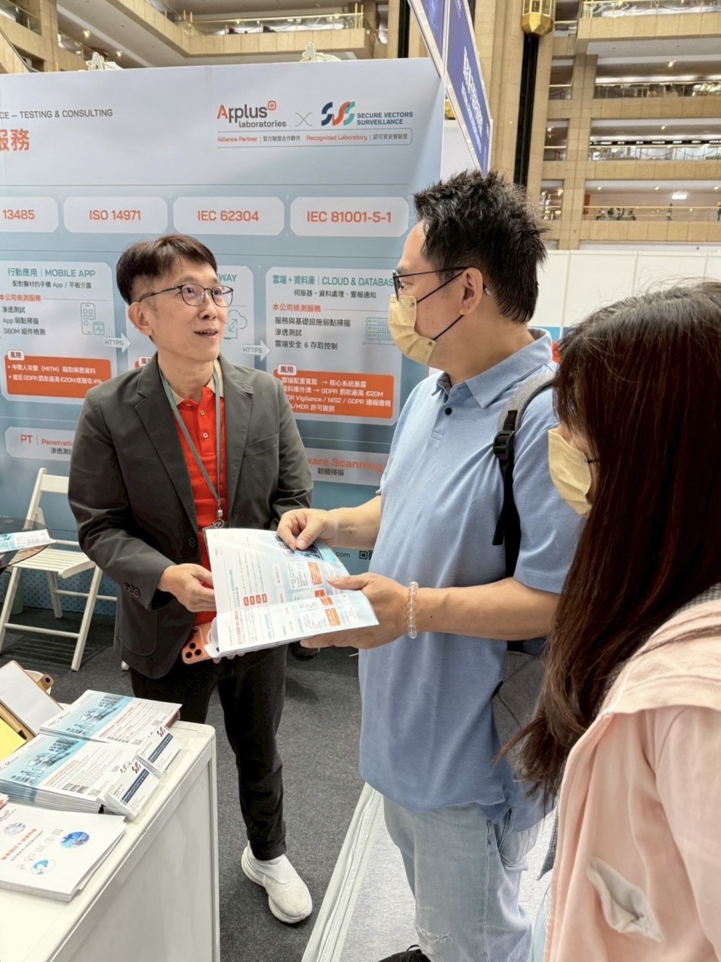 於展位與到訪製造商進行諮詢交流。