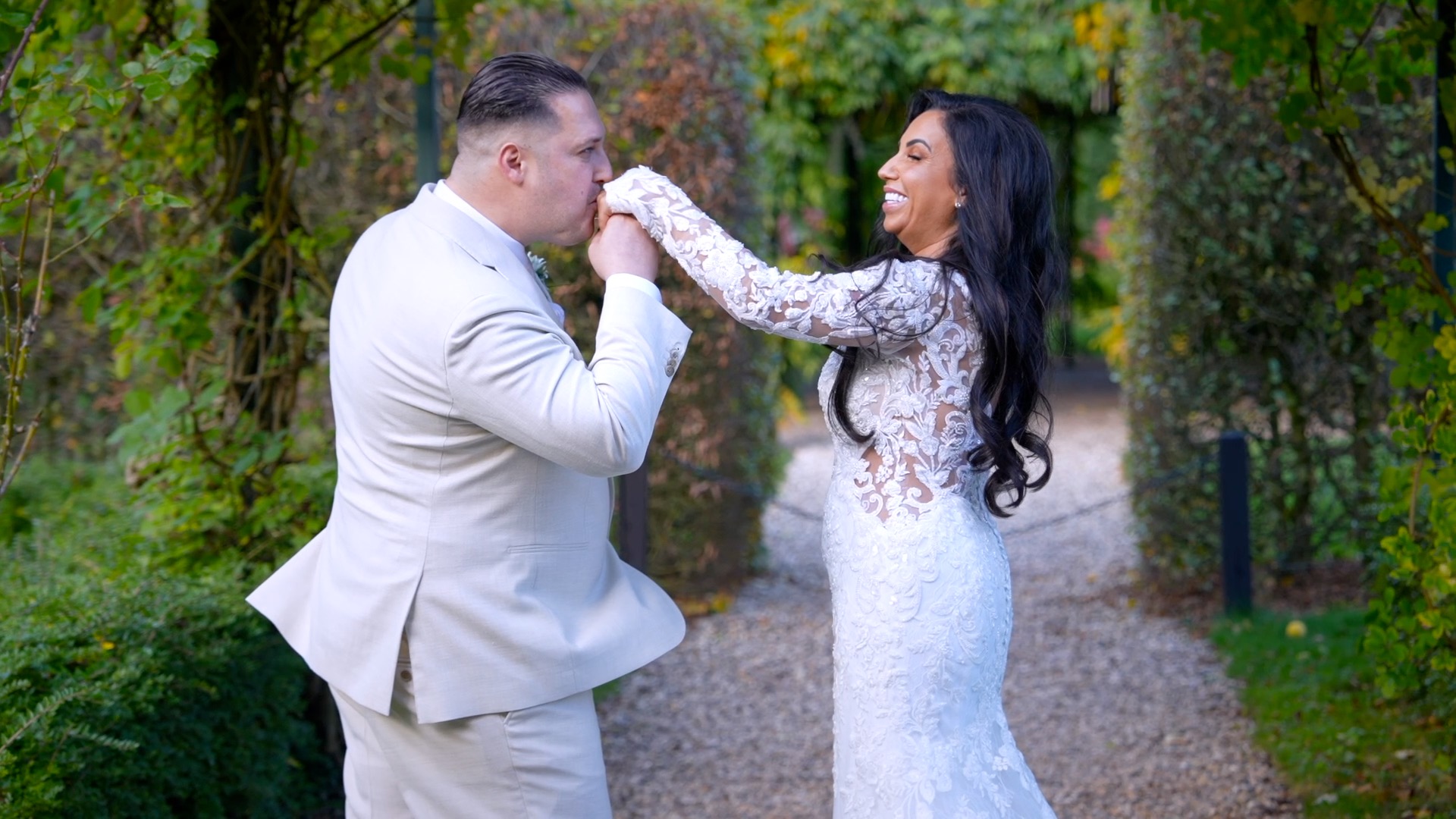 Charmayne en Sharif dansen samen op een pad tussen de bomen.