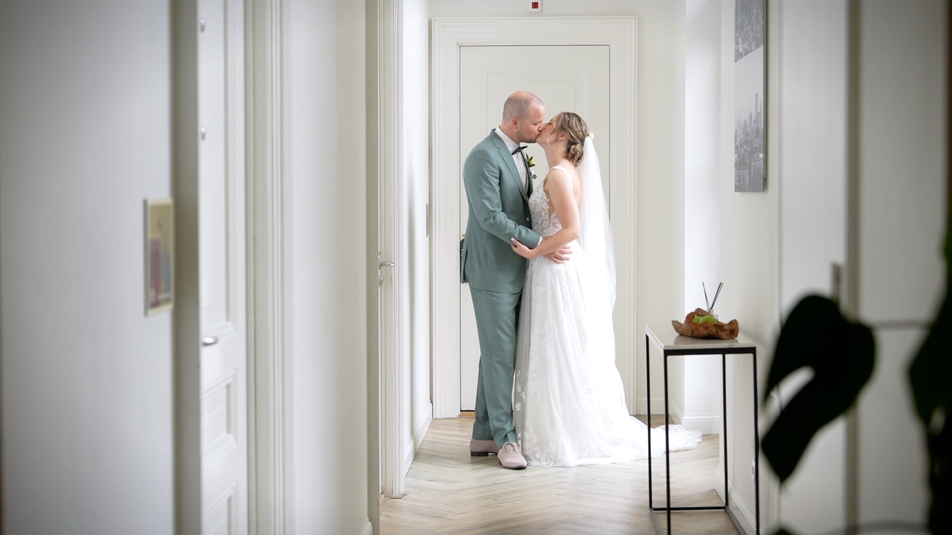 Robin en Annika kussen elkaar in een lichte kamer.