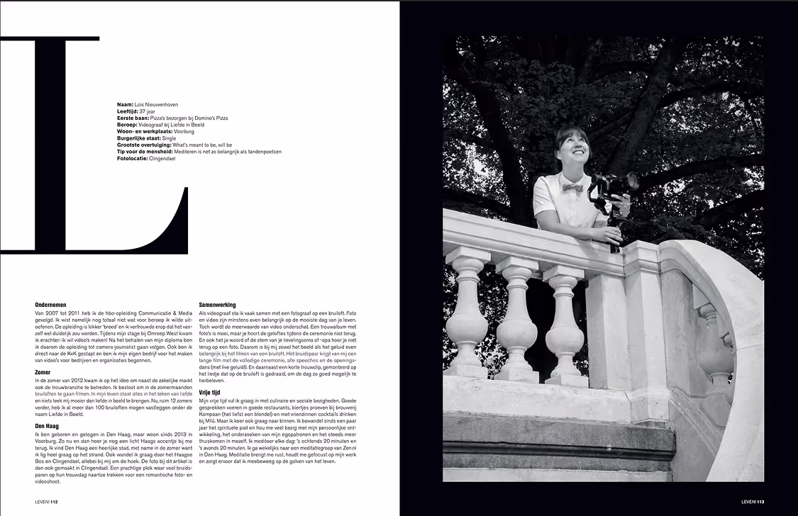 Tijdschriftartikel over Liefde in Beeld, met een zwart-witfoto van Lois met haar camera.