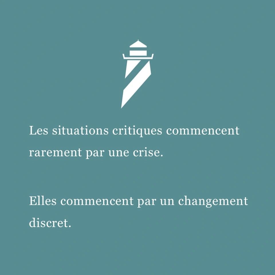 Citation sur fond bleu : "Les situations critiques commencent rarement par une crise. Elle commencent par un changement discret."