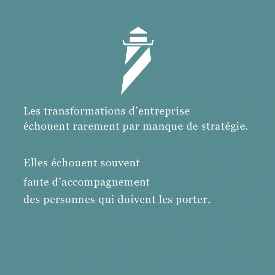 Citation sur fond bleu :  "Les transformations d'entreprise échouent rarement par manque de stratégie. Elles échouent souvent faute d'accompagnement des personnes qui doivent les porter."
