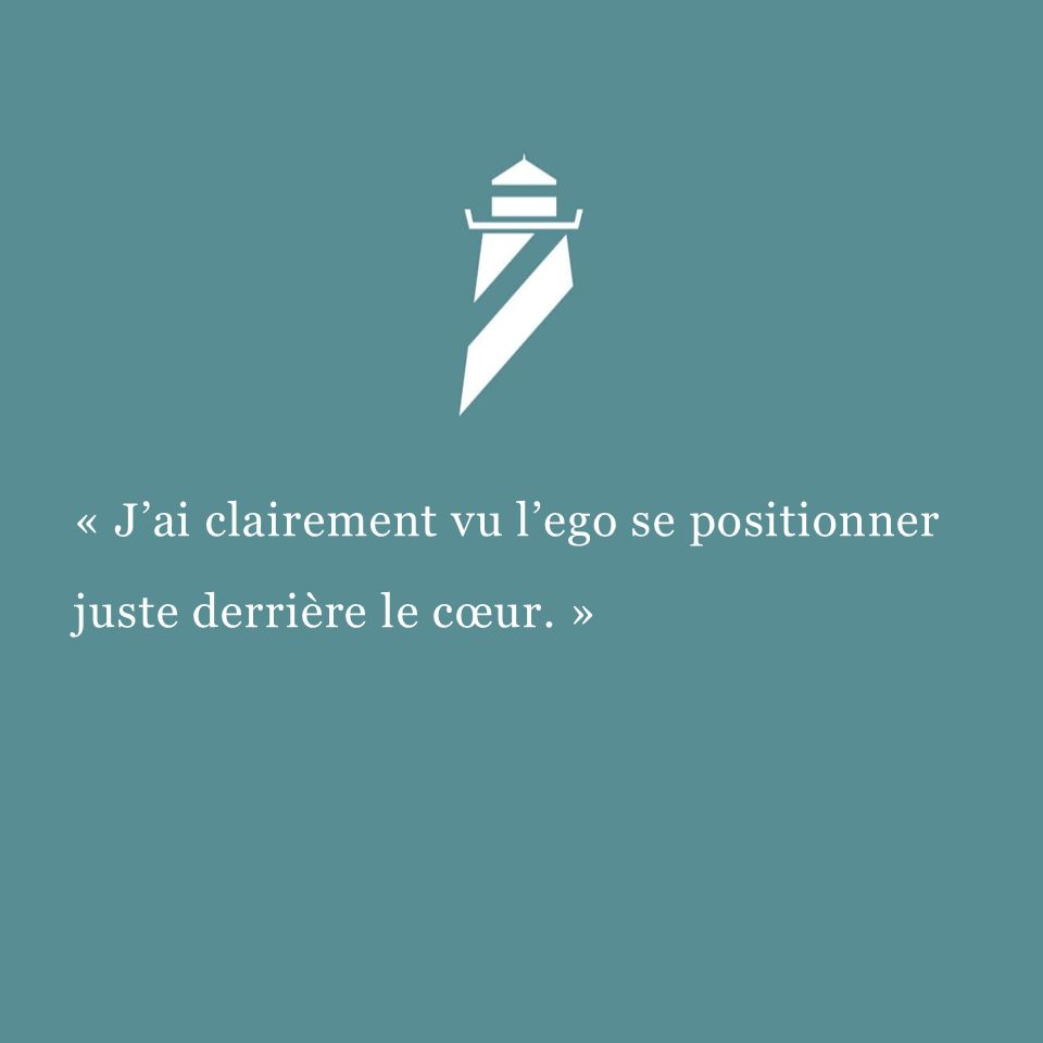 Citation sur fond bleu : "J'ai clairement vu l'ego se positionner juste derrière le cœur"