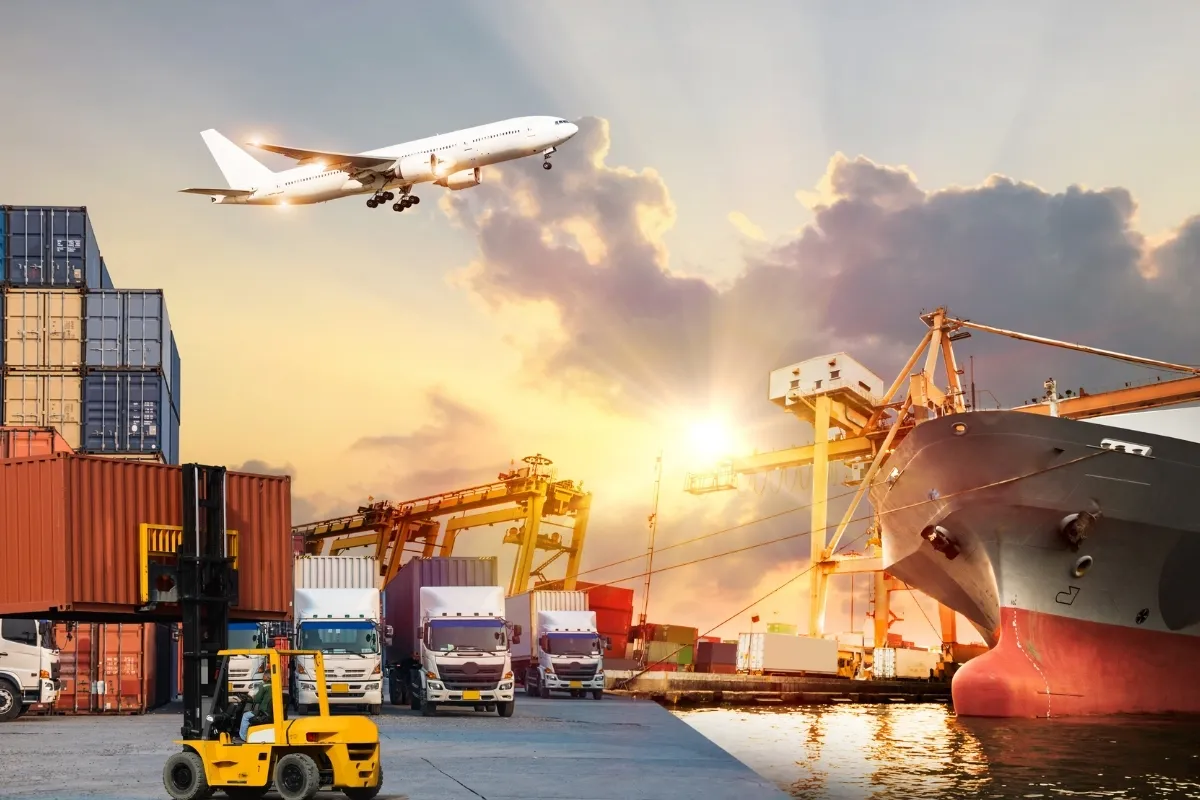 Avion volant sur un port avec conteneurs, camions, un chariot élévateur jaune et un grand cargo.