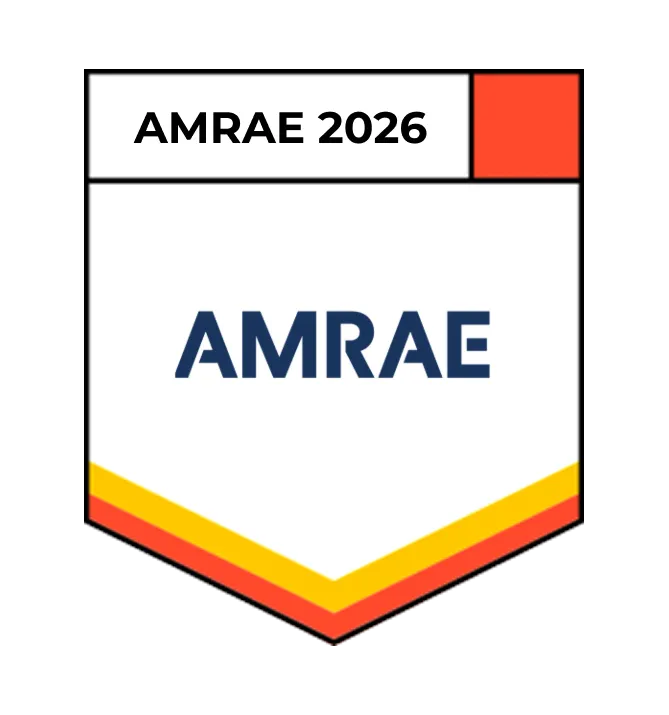 Insigne blanc avec texte AMRAE 2026 en haut et AMRAE en bleu au centre.