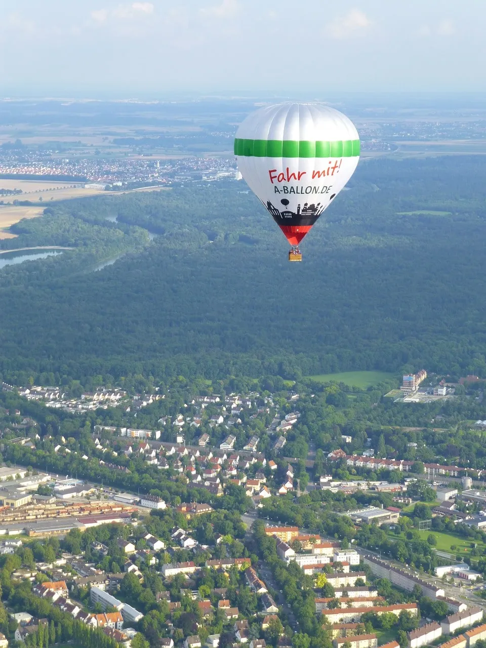 Heißluftballon über Augsburg, Luftaufnahme mit Wald und Wohnvierteln