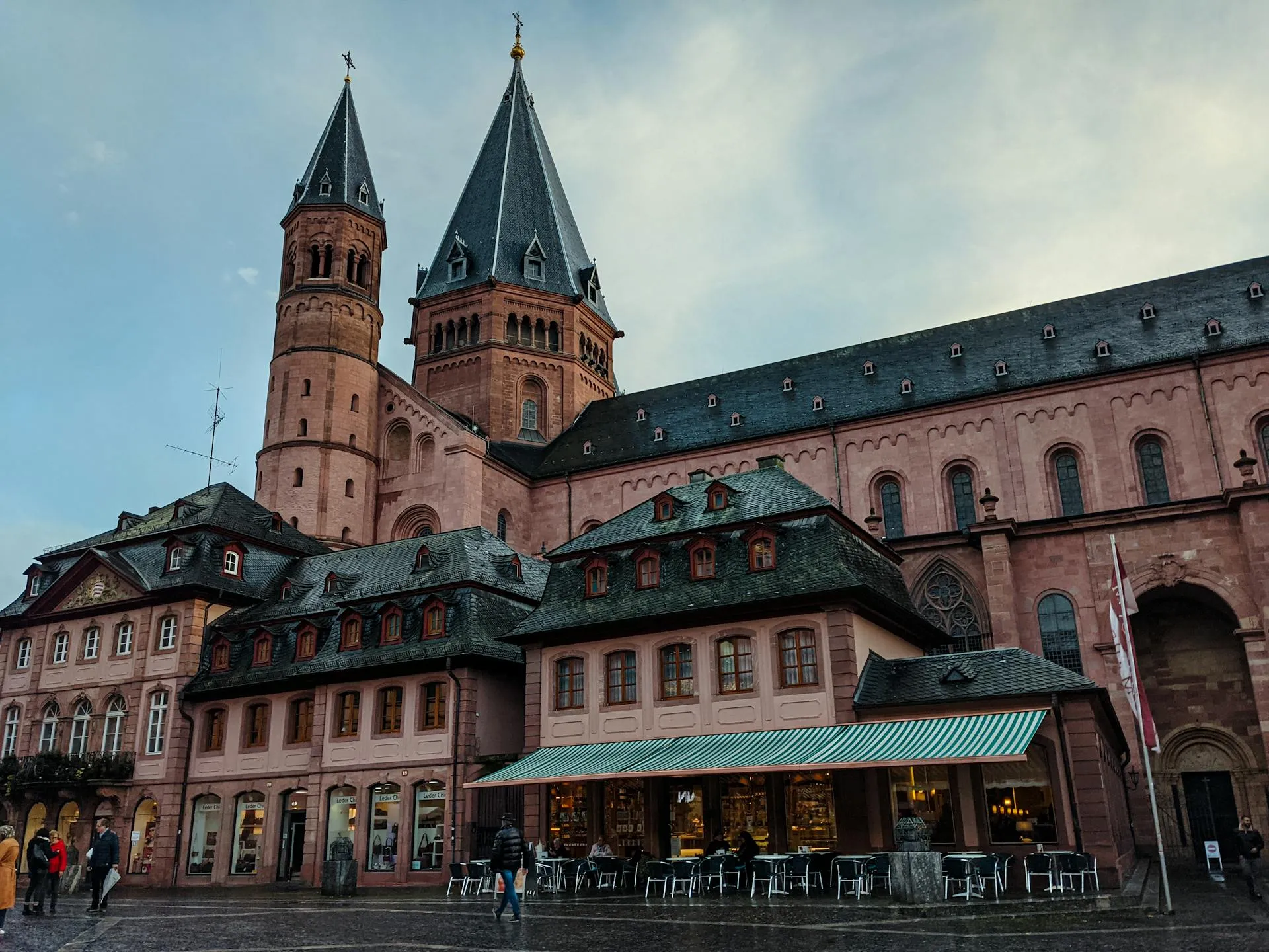 Escort Mainz: der Dom St. Martin mit den Häusern am Markt