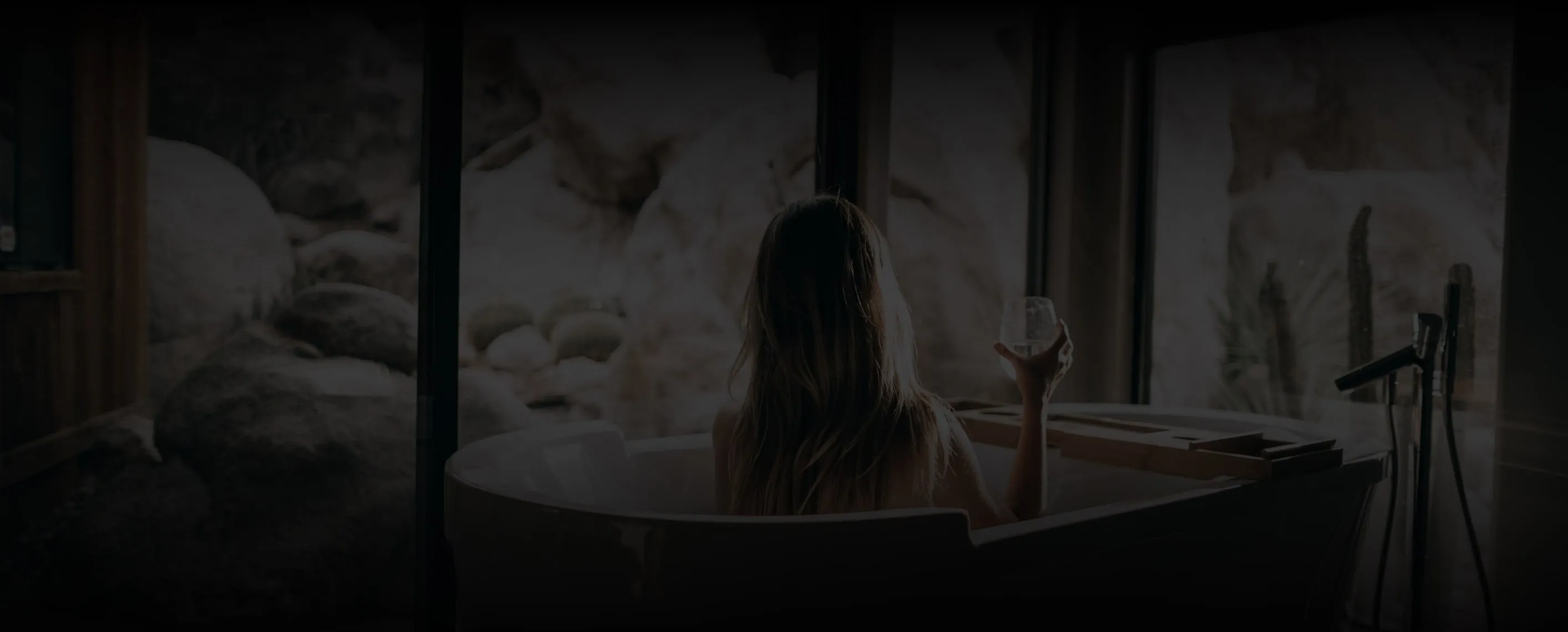 Attraktive Frau in Badewanne mit blonden Haaren