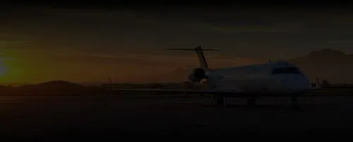 Privat Jet mit einem Sonnenuntergang im Hintergrund