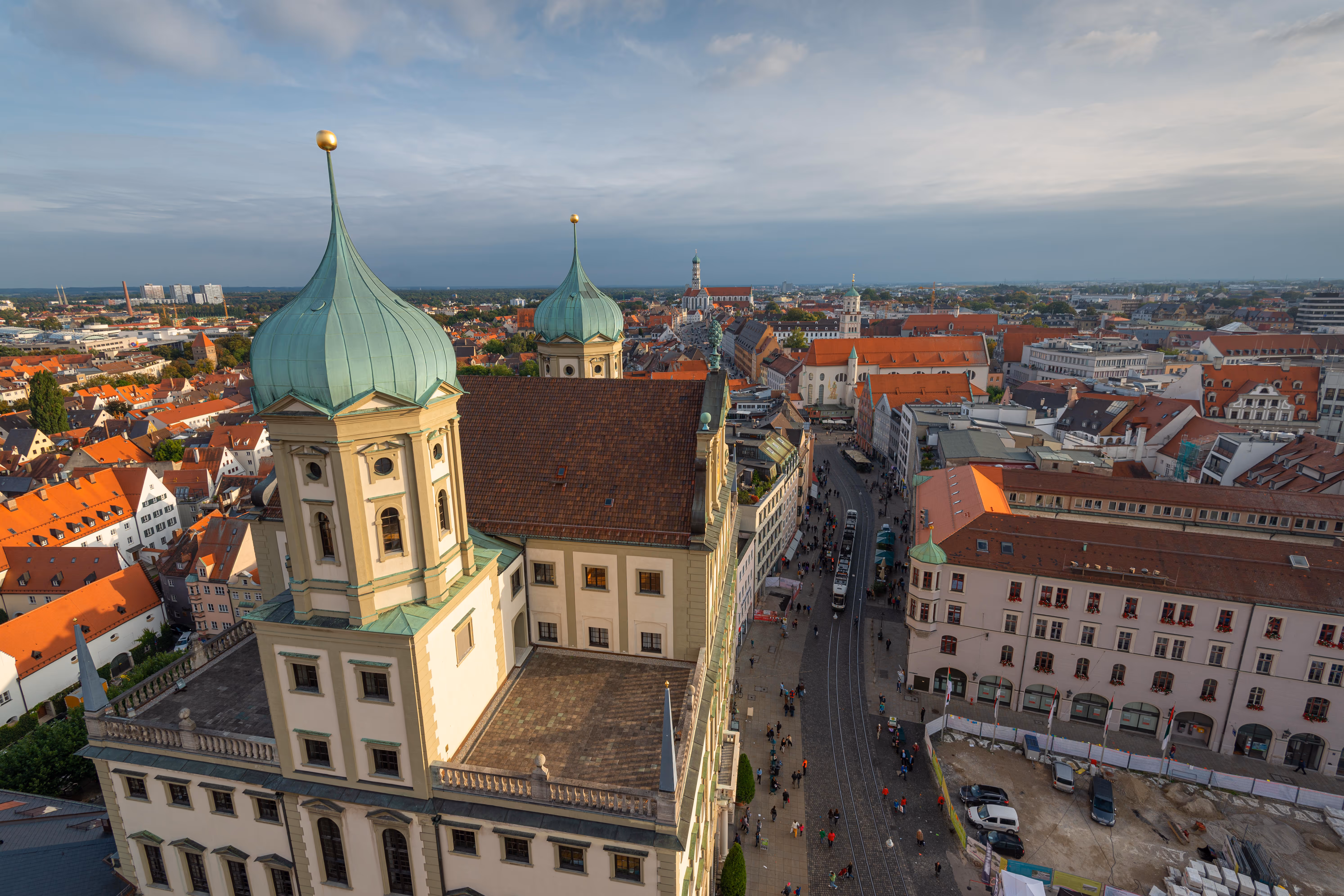 Escort Service Augsburg: Blick vom Perlachturm auf Rathaus und Altstadt