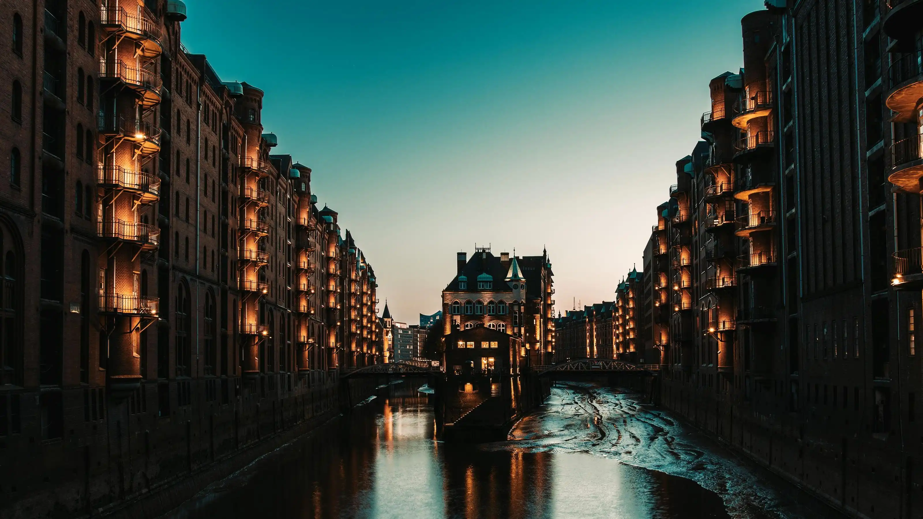 Escort Hamburg: Blick auf Speicherstadt und Elbphilharmonie am Abend
