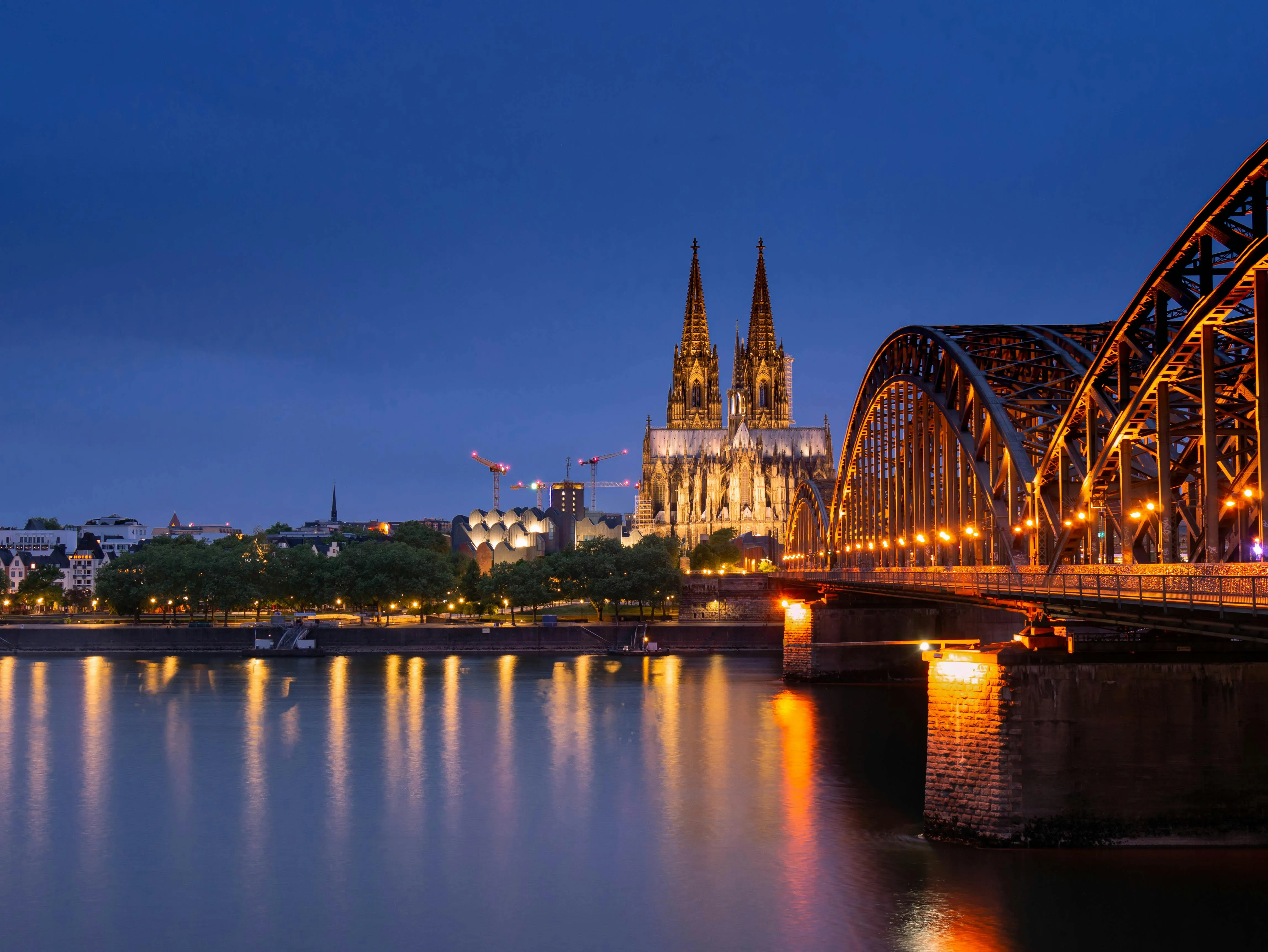 Escort Köln: Blick auf den Dom und den Rhein am Abend