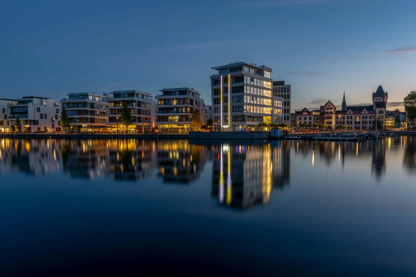 Beleuchtete Gebäude am Wasser bei Nacht