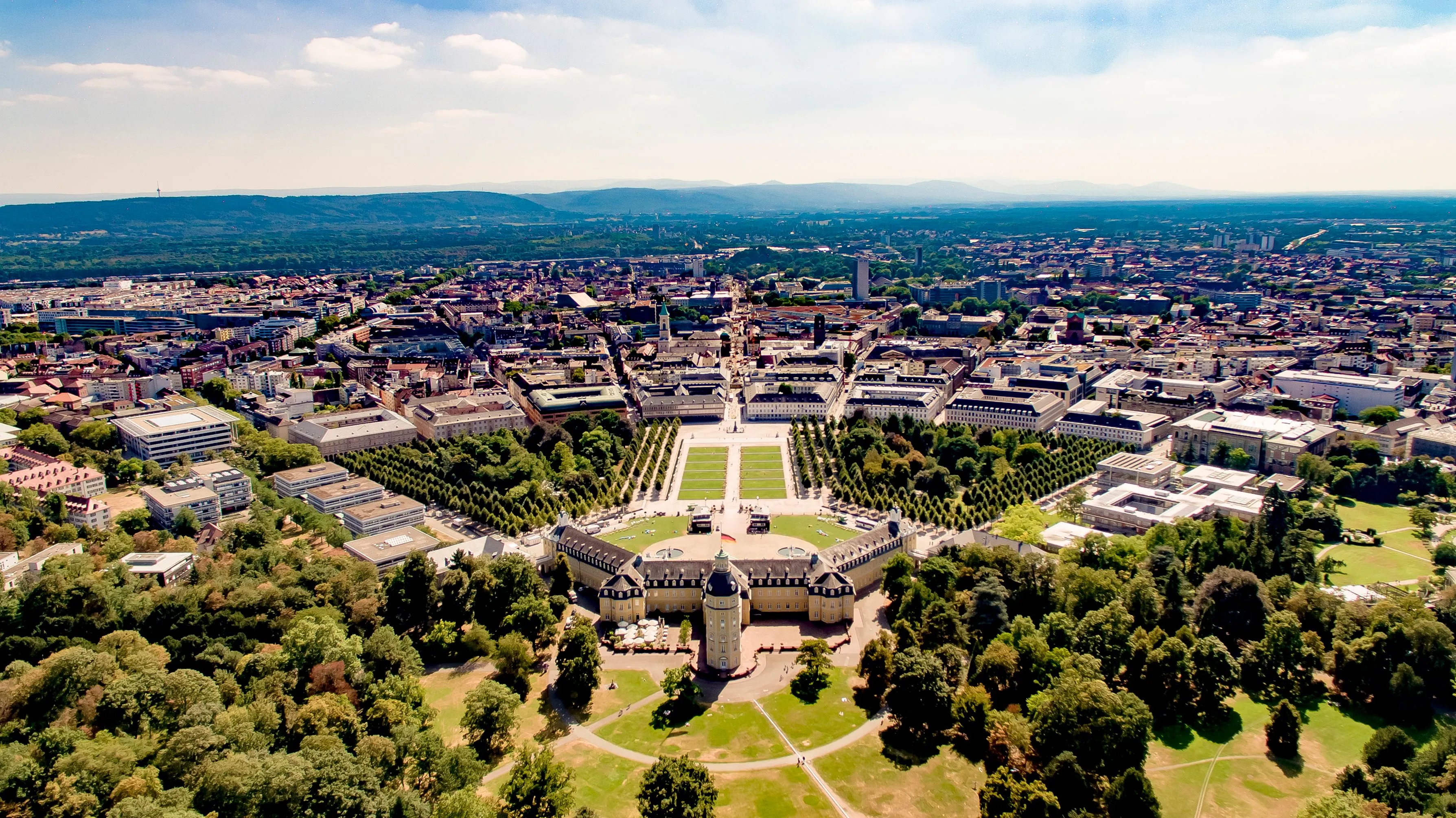 Escort Karlsruhe: Blick auf das Schloss und den Fächer der Stadt