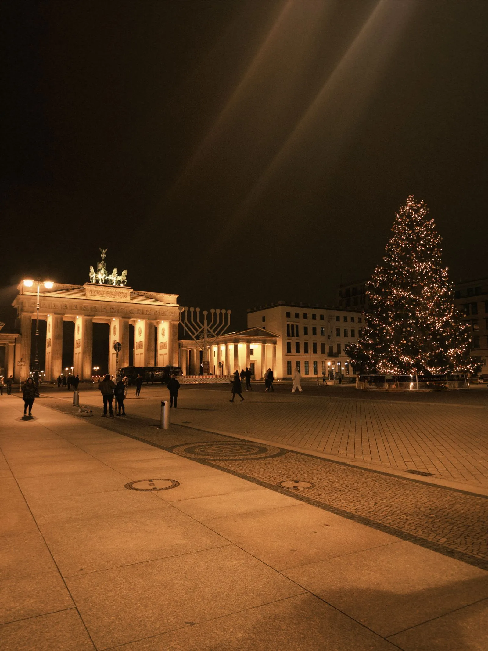 Silvester in Berlin: Brandenburger Tor bei Nacht mit Lichterbaum am Pariser Platz