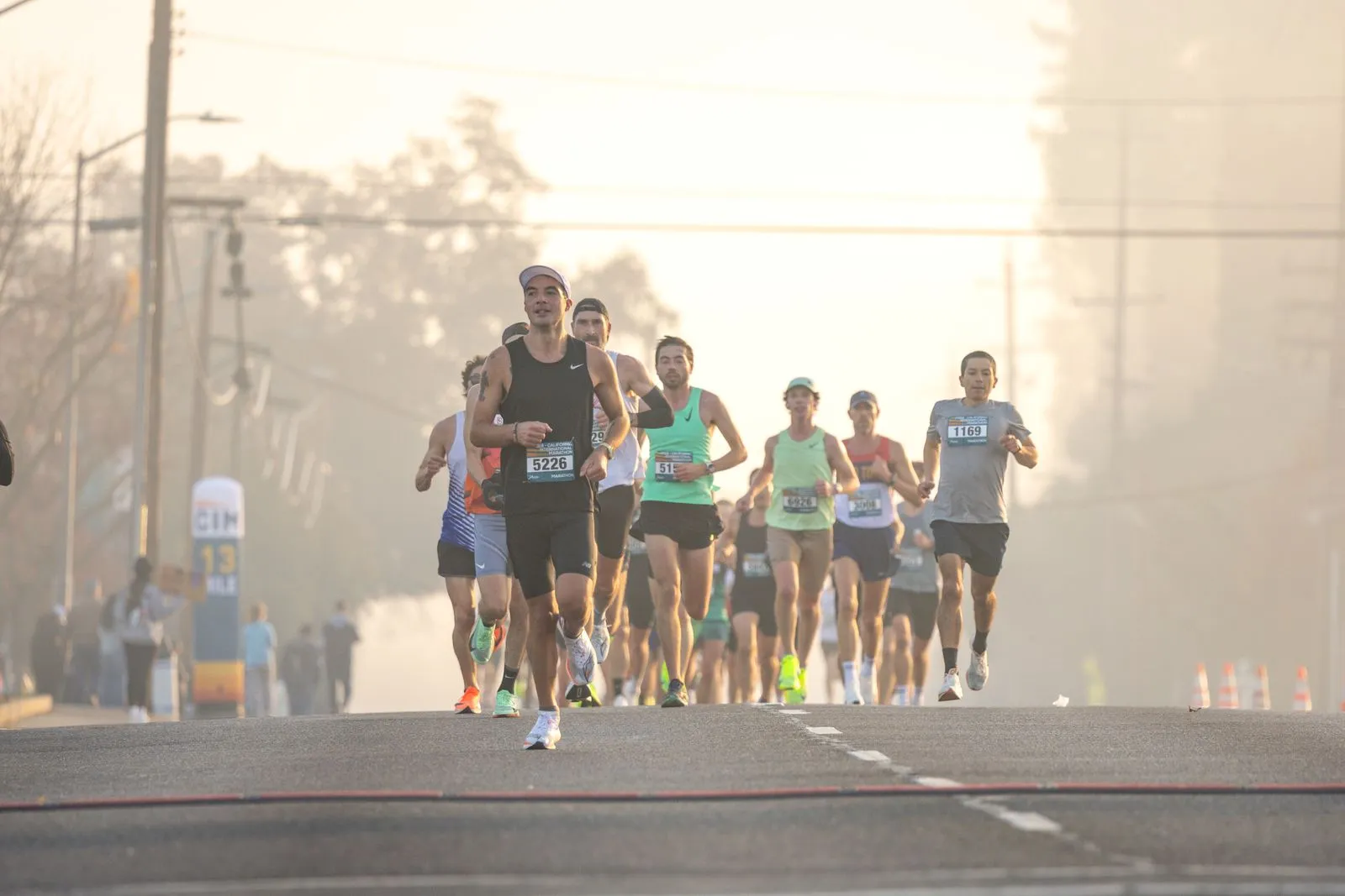 Berlin-Marathon: Läufer im Morgenlicht auf den Straßen der Hauptstadt