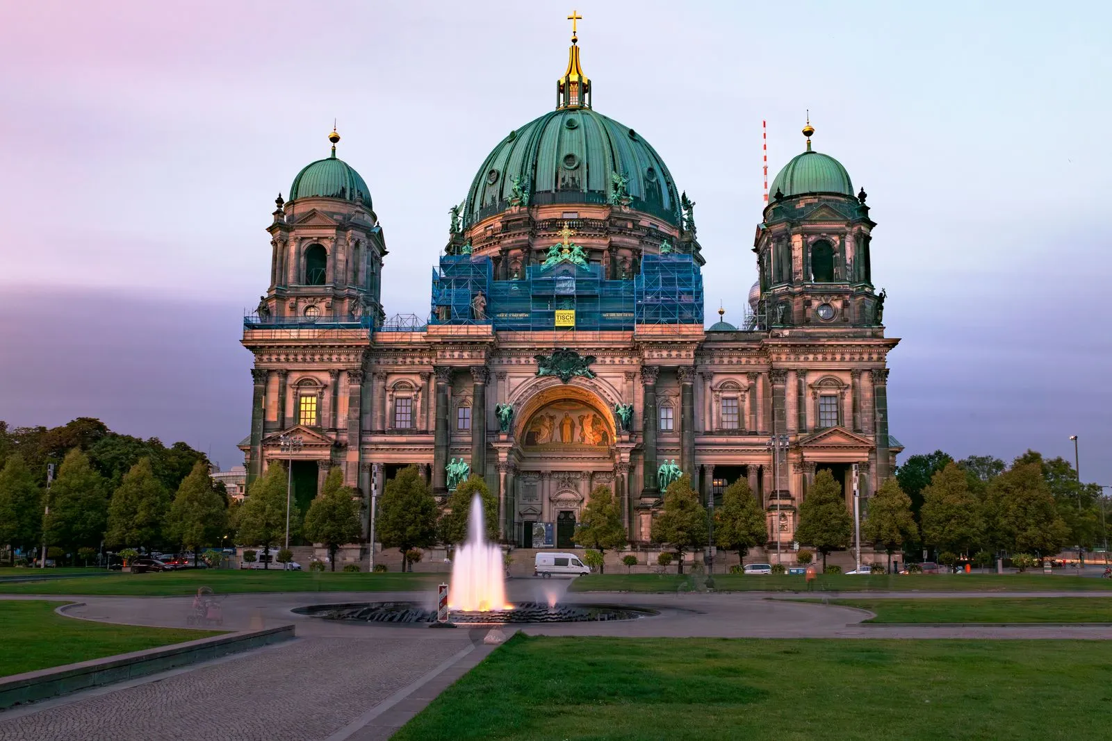 Festival of Lights Berlin: Berliner Dom im Abendlicht, Escort Berlin für den Abendspaziergang