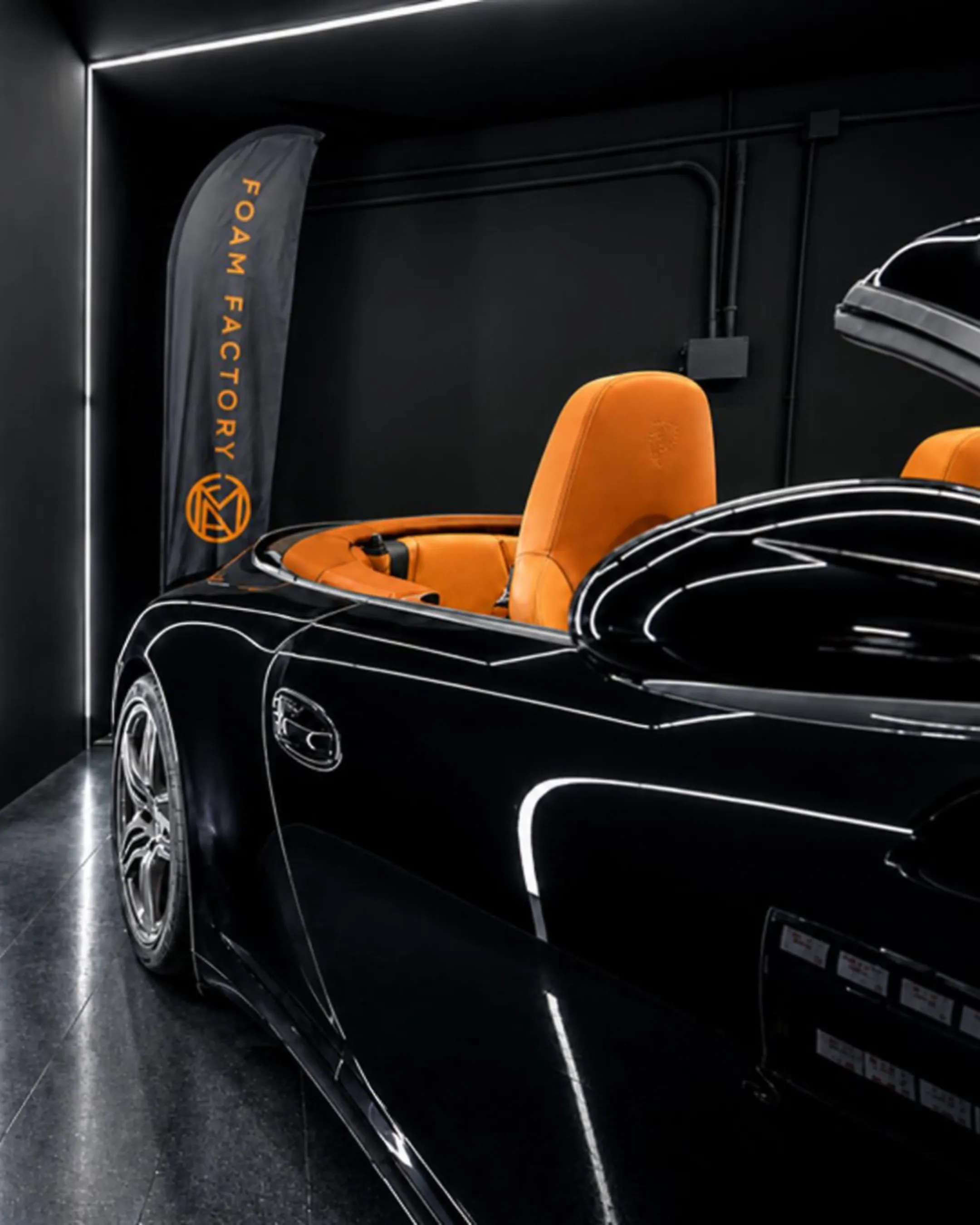 Interior de un coche clásico tratado y conservado mediante detailing profesional