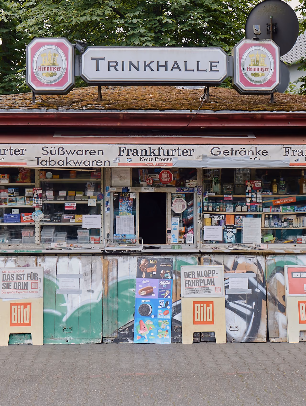 Frontalansicht einer Trinkhalle mit Süßwaren, Tabakwaren und Zeitungen im Angebot