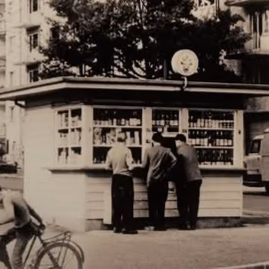 Drei Männer am Verkaufsfenster eines Wasserhäuschens, historische Aufnahme in Sepia