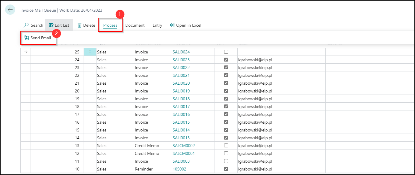 Screenshot of the Business Central invoice mail queue with highlighted Process and Send Email options.
