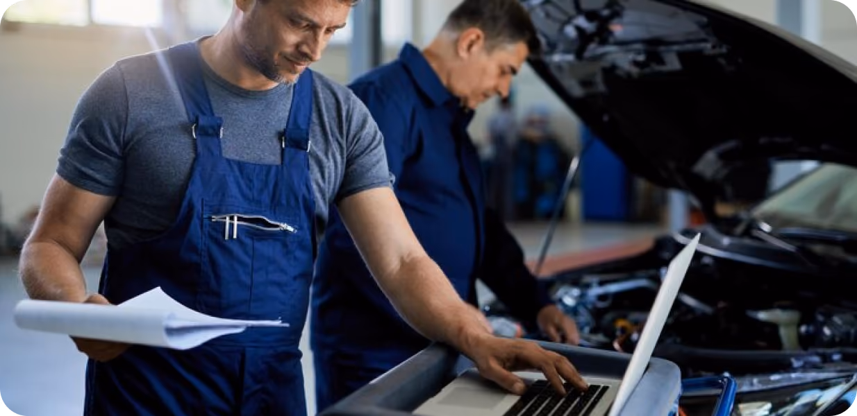 Technicien effectuant un diagnostic électronique
