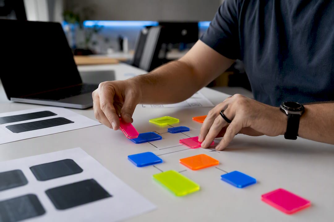 Hands arranging blocks to represent internal links