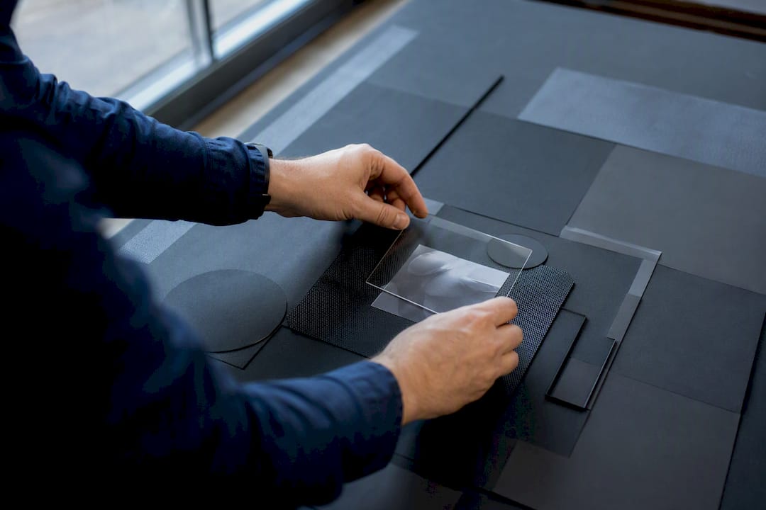 Hands positioning product image block
