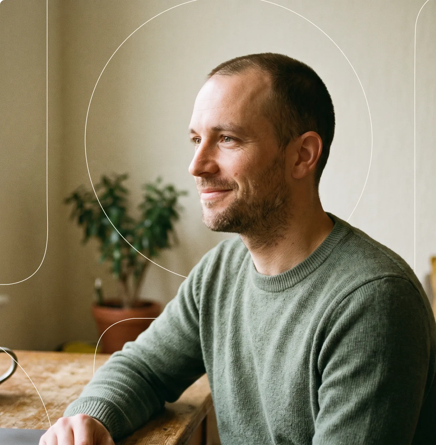 Portret van een glimlachende man thuis met een plant op de achtergrond
