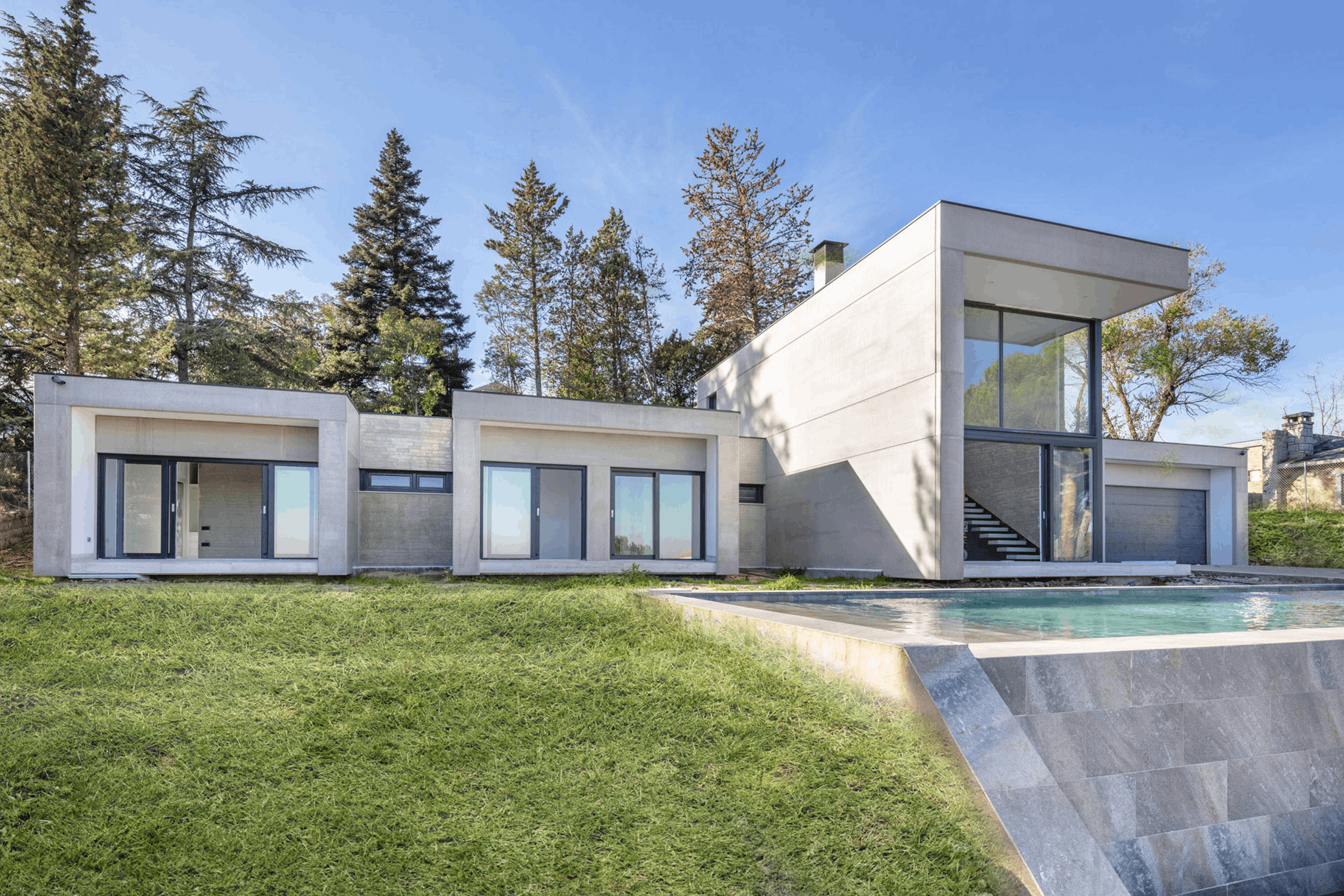 Arquitectura contemporánea en conexión con la naturaleza.