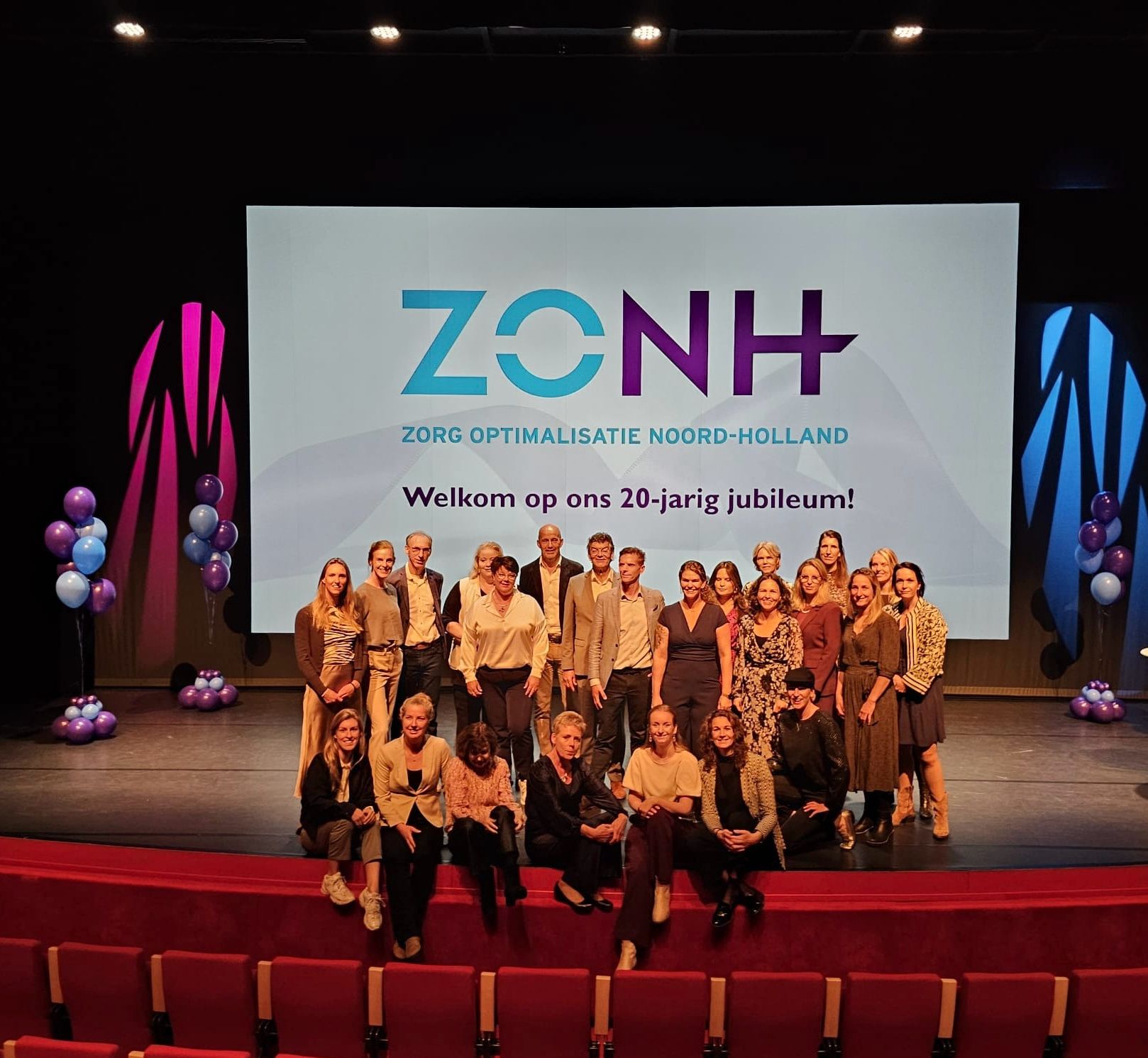 Groepsfoto van het ZONH-team bij het 20-jarig jubileum