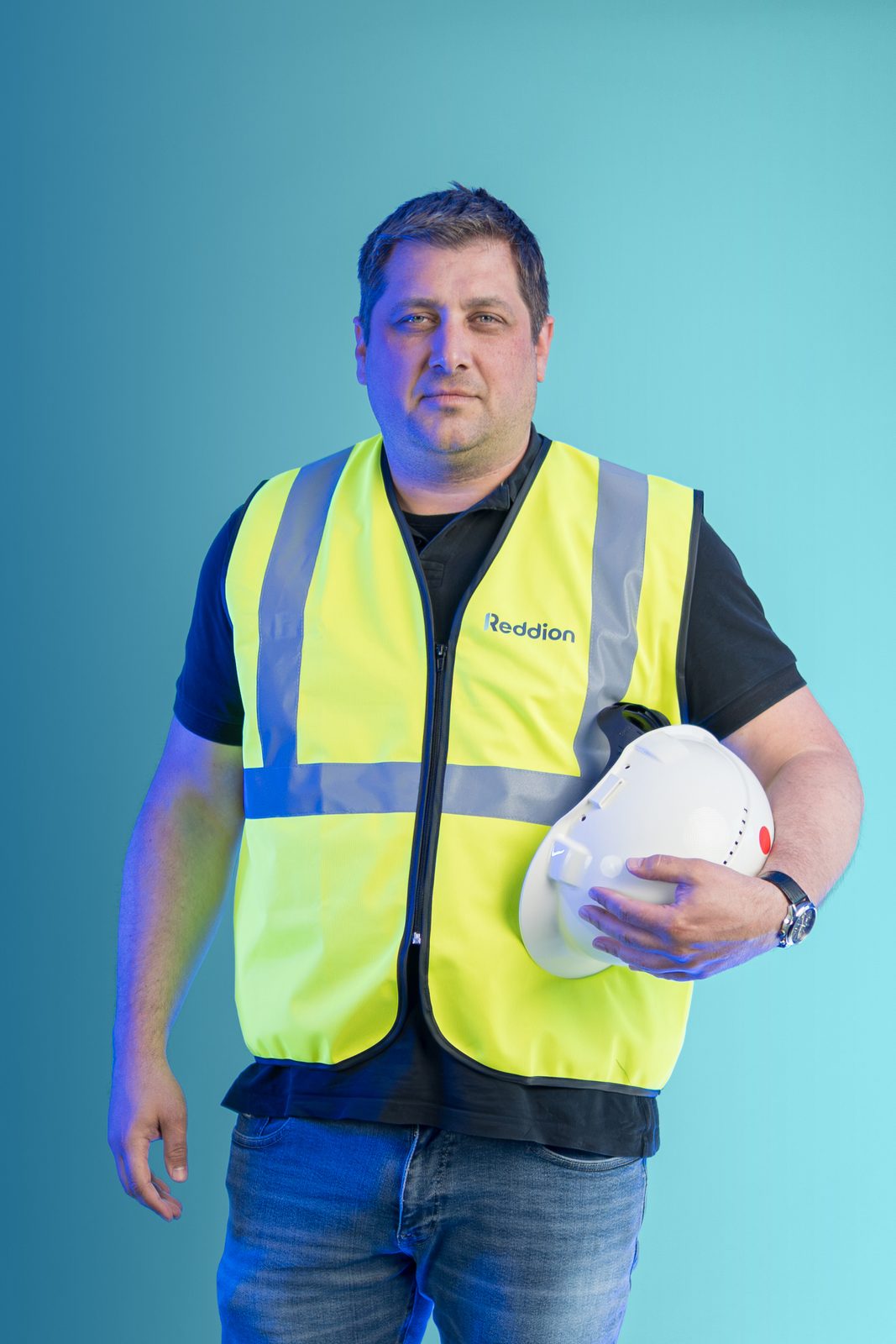 Reddion-collega in veiligheidsvest met helm onder de arm