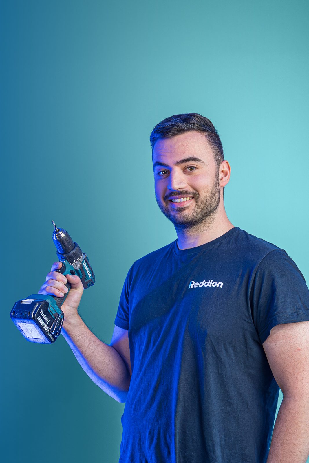 Reddion-collega met een accuboormachine in de hand