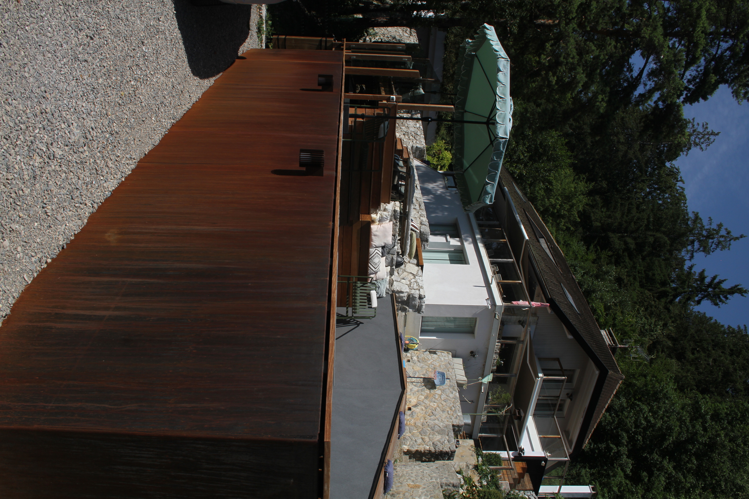 Structure externe d'une piscine hors-sol avec revêtement design en acier corten.