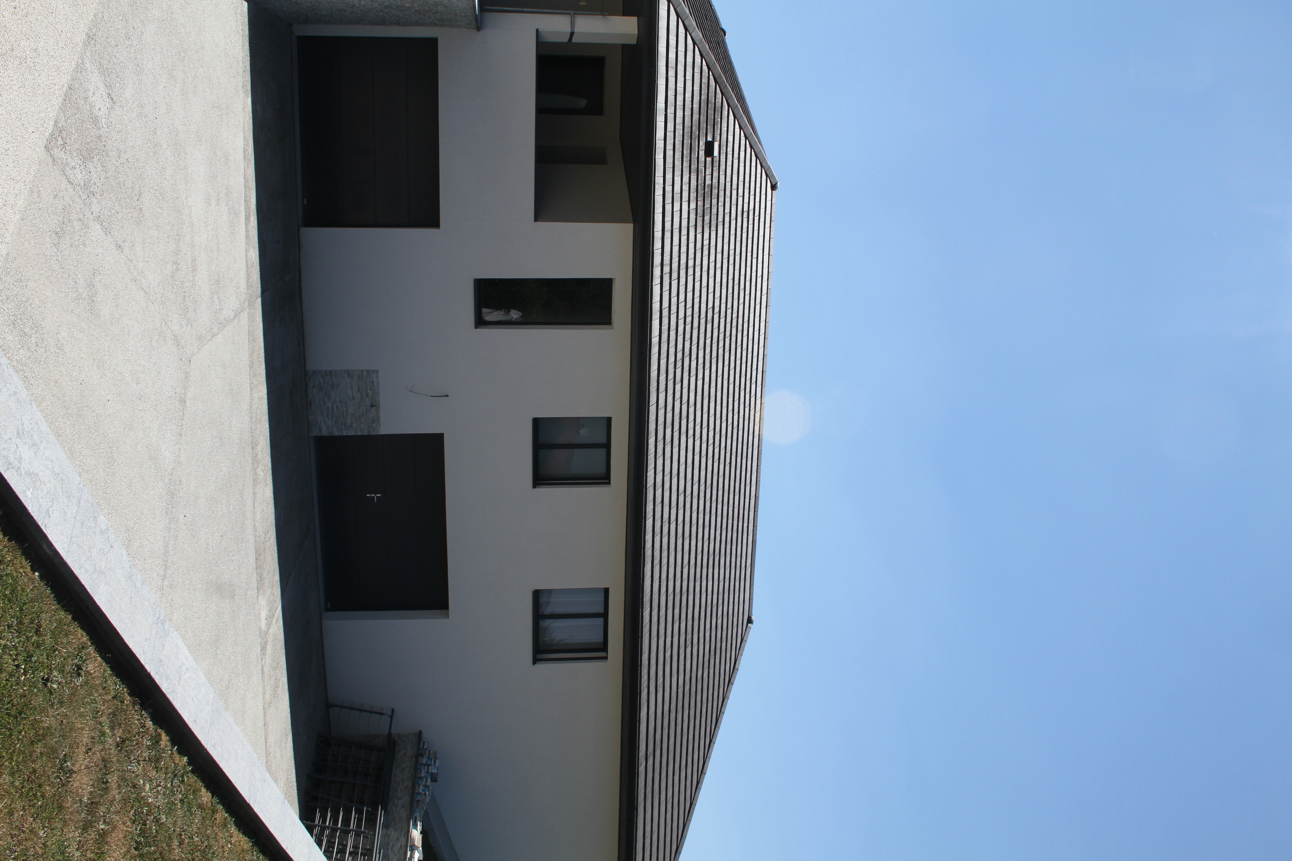 Double accès de garage au niveau du sous-sol d'une maison moderne.