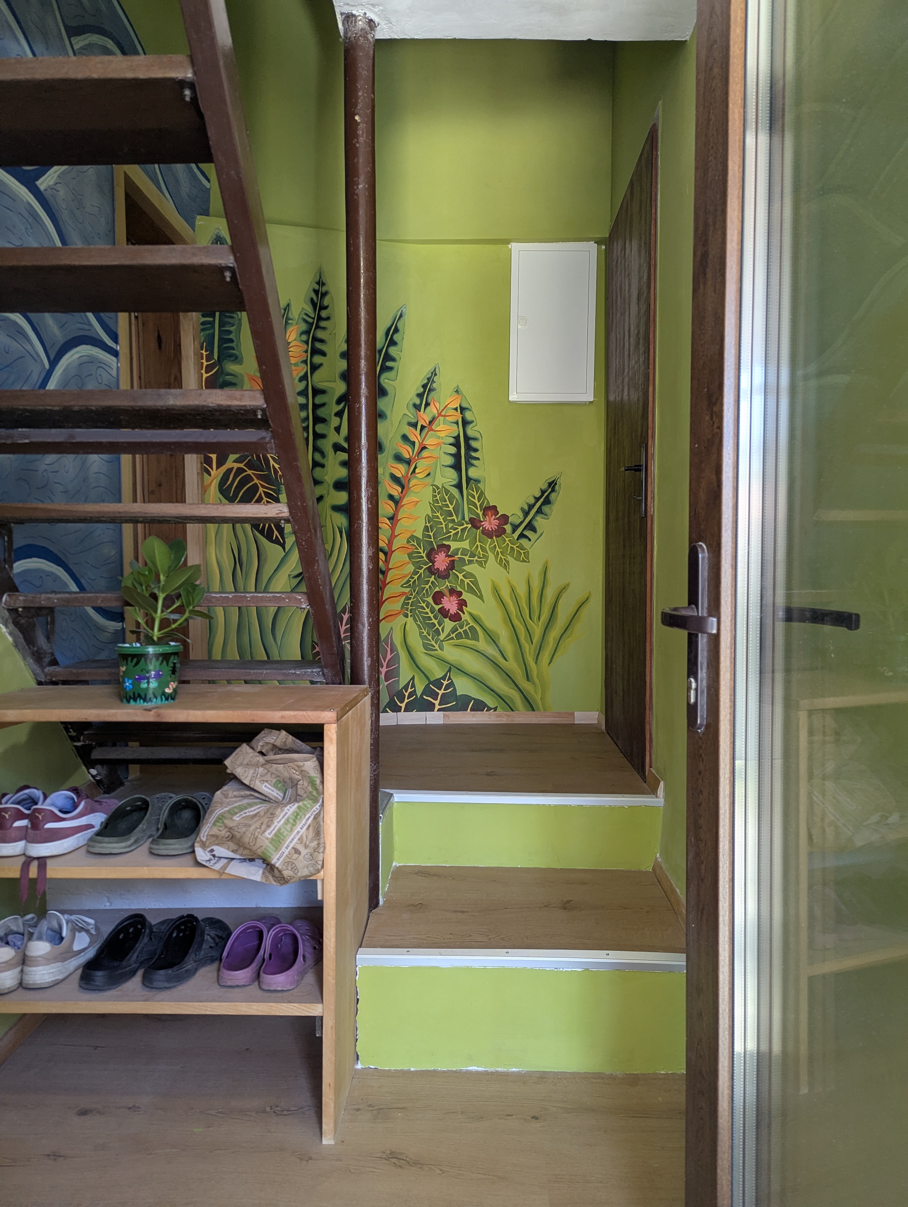 Colourful bedroom at Art Catz Residency