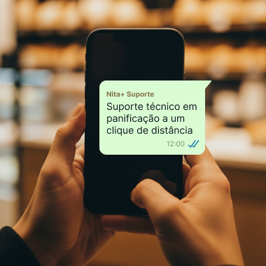 Mão segurando celular com uma notificação aberta