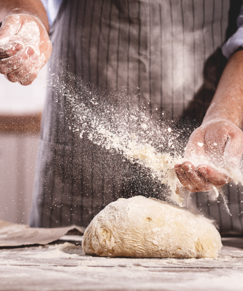 Homem preparando massa de pão
