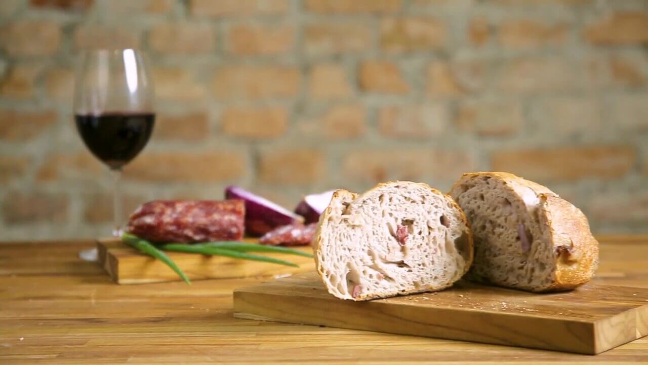 Pão de vinho com salame