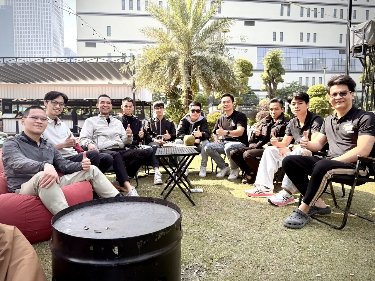 Học viên Wecommit giao lưu tại bàn cà phê