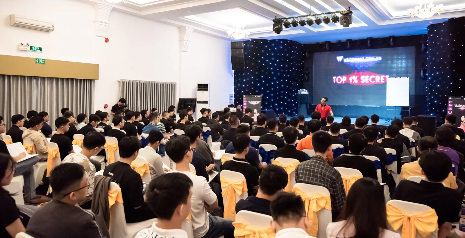 Học viên Wecommit thảo luận nhóm trong buổi đào tạo