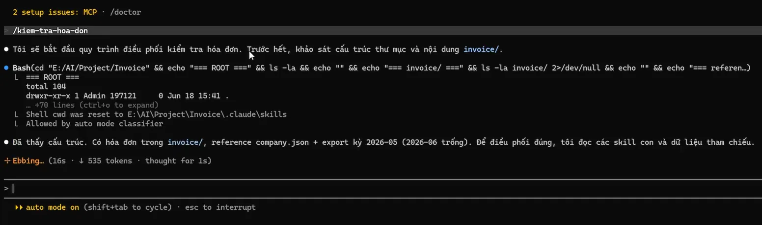 Cửa sổ Claude Code chạy câu lệnh kiem-tra-hoa-don, agent khảo sát thư mục invoice rồi báo sẽ đọc các skill con và dữ liệu tham chiếu