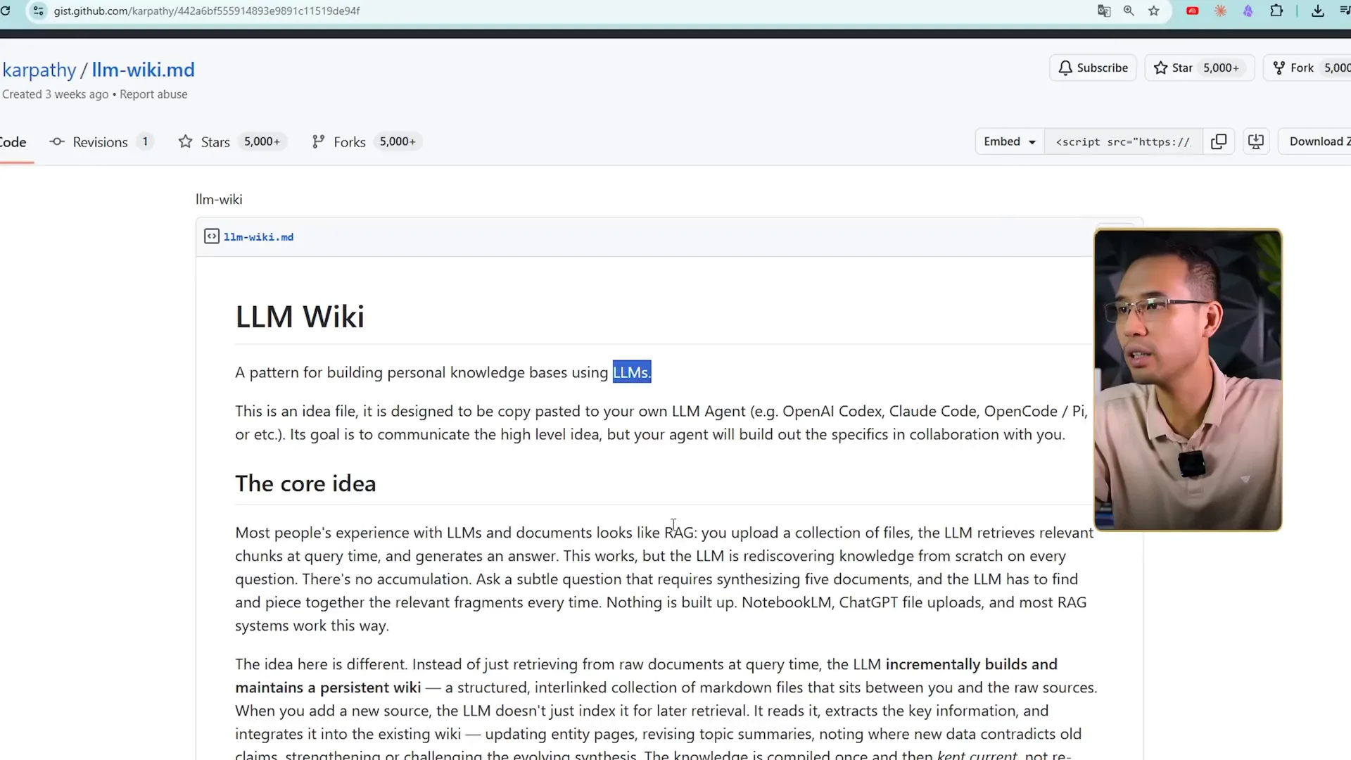 Trang gist.github.com mở trong video, đường dẫn karpathy/442a6bf555914893e9891c11519de94f, tiêu đề llm-wiki.md, dòng mô tả A pattern for building personal knowledge bases using LLMs, số Stars và Forks đều trên 5.000