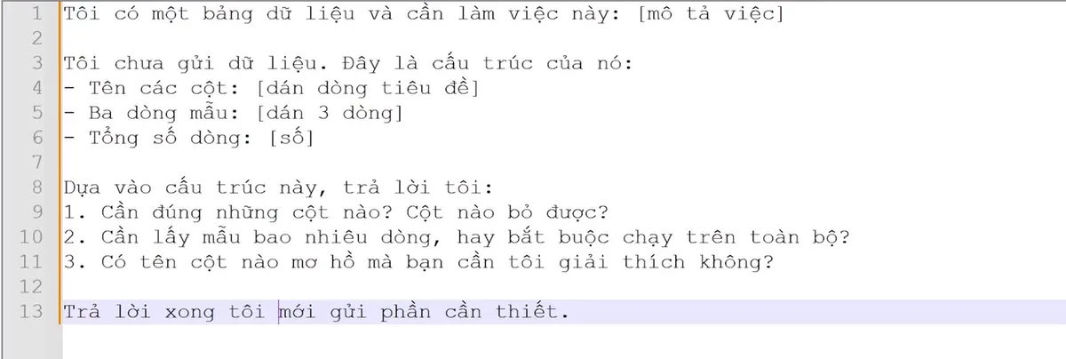 Mẫu prompt bước một mở trong trình soạn thảo, mô tả bảng dữ liệu và hỏi AI cần cột nào, bỏ cột nào, lấy mẫu bao nhiêu dòng