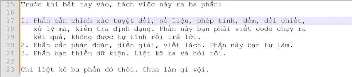 Mẫu prompt bước hai yêu cầu AI tách việc thành ba phần, phần cần chính xác thì viết code, phần phán đoán tự làm, phần thiếu dữ kiện thì hỏi lại