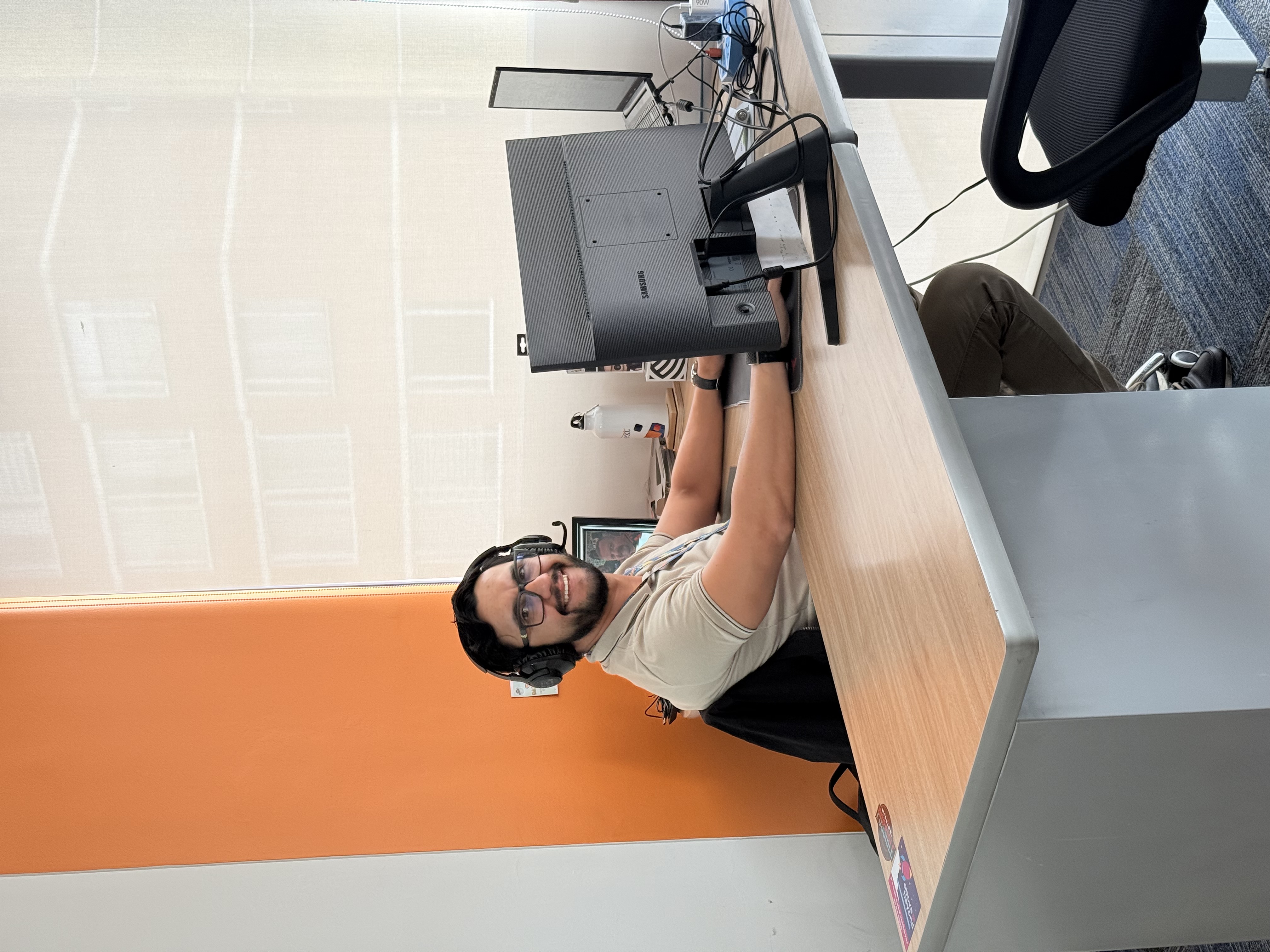 Technical support virtual assistant working a help desk queue