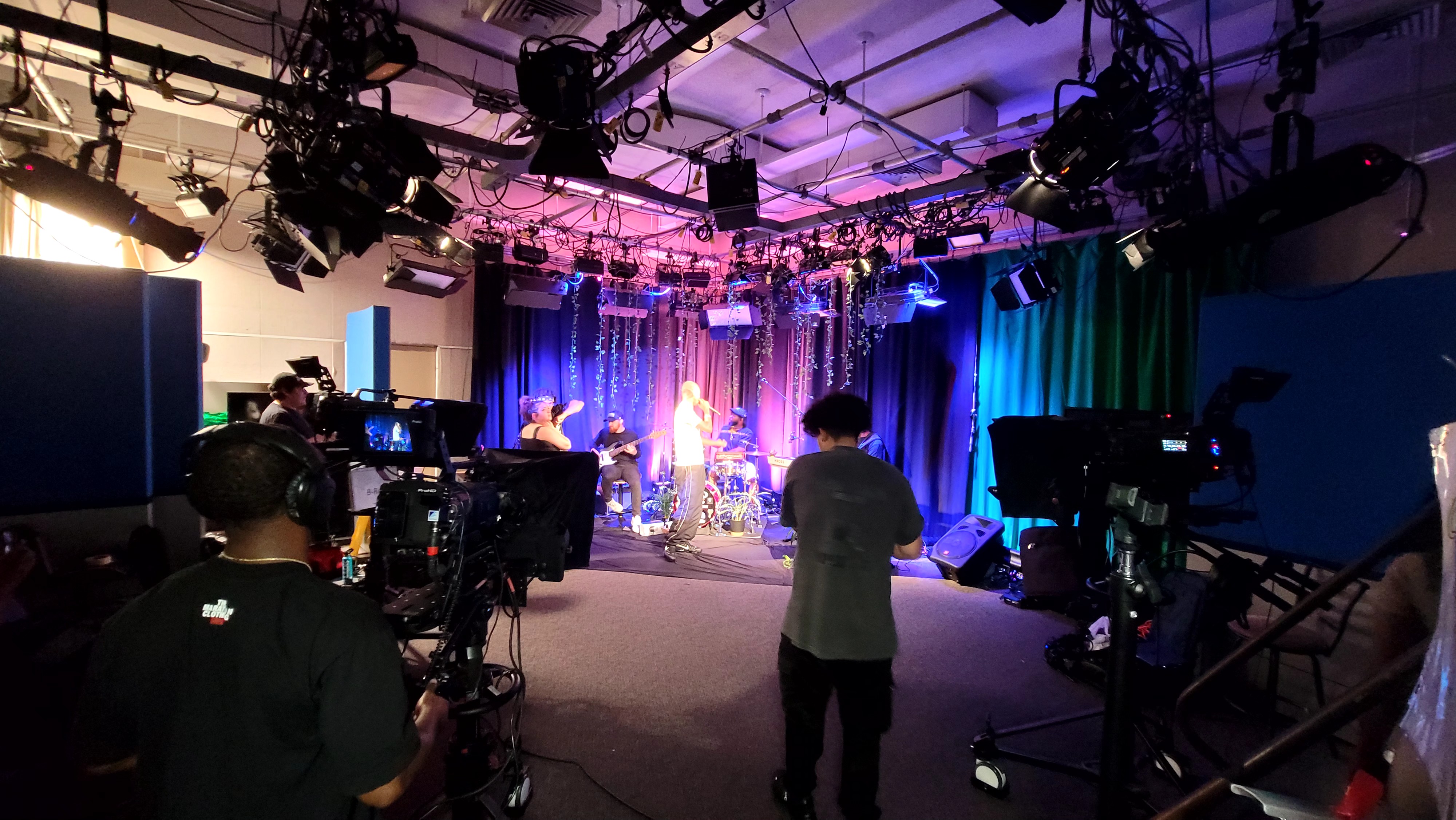 Behind the scenes of a studio production class taught by Paul Ferrari