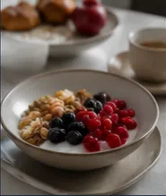 Desayuno con yogur, frutos rojos, arándanos y granola servido en Moonlit BB.